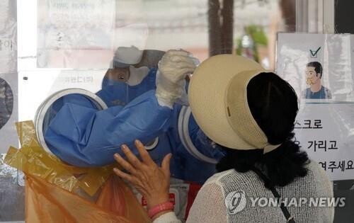 (LEAD) S. Korea's new COVID-19 cases below 10,000 for 7th day