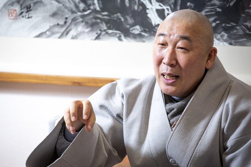 요가·홍매화·모기장영화제…지리산 화엄사가 주는 묘한 매력