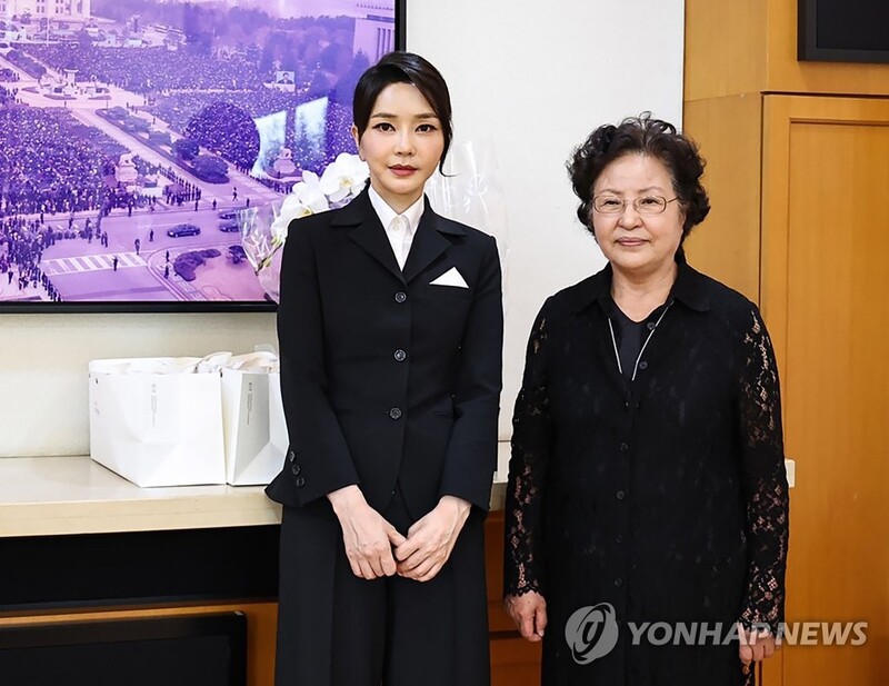 First lady to visit ex-President Chun's widow
