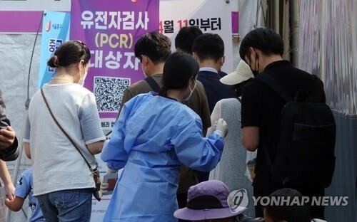 (LEAD) S. Korea's new COVID-19 cases below 10,000 for 8th day