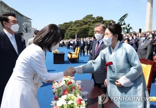 First lady meets with ex-President Moon's wife in Seoul