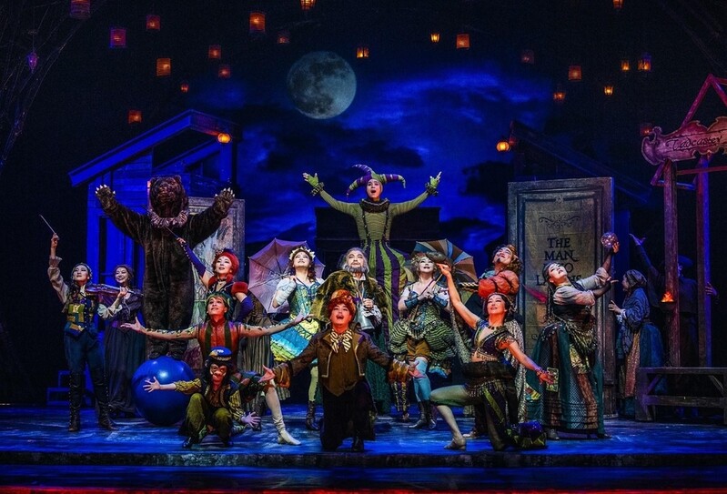 화려한 무대, 격정적인 노래…대극장의 맛 잘 살린 '웃는남자'