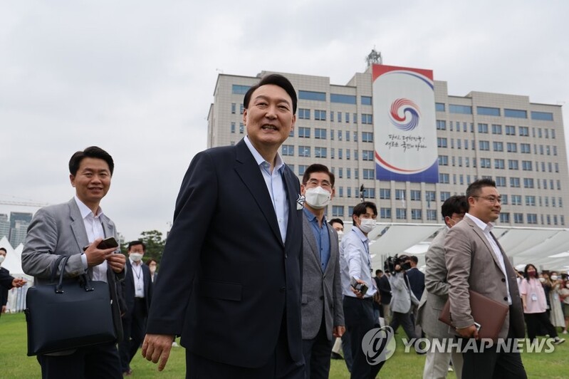 Yoon hosts 'housewarming' event in front yard of new presidential office