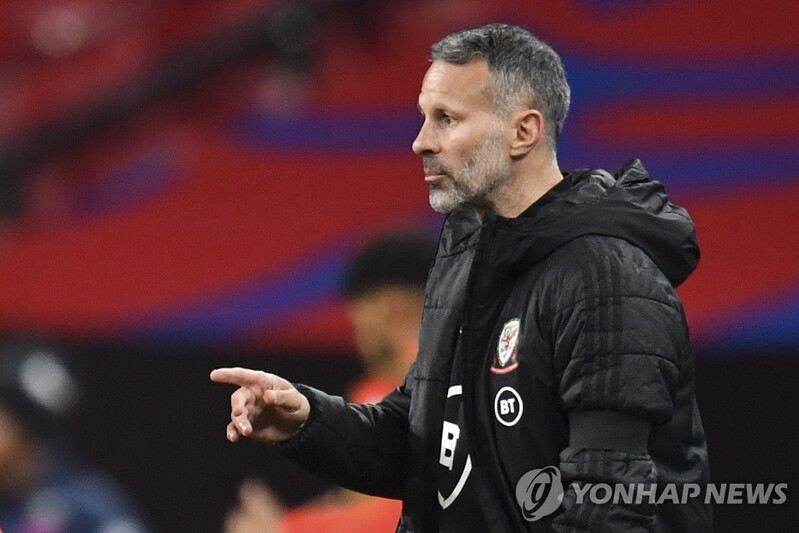 '여친 폭행 혐의' 긱스, 월드컵 진출한 웨일스 사령탑 물러나