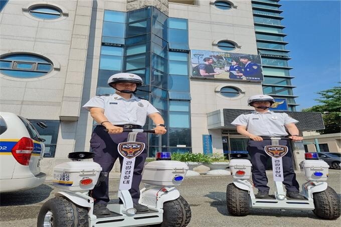 부산 자치경찰, 개인형 이동장치 타고 관광지 순찰