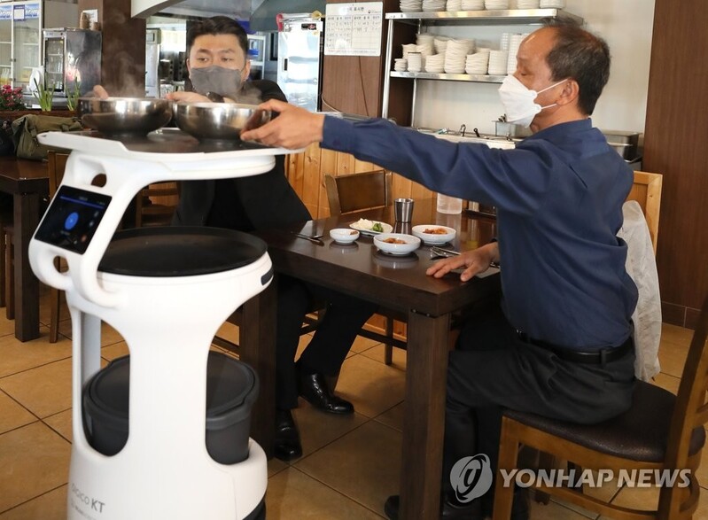 KT 제주단, 2022 제주카페스타서 AI 서비스로봇 시연