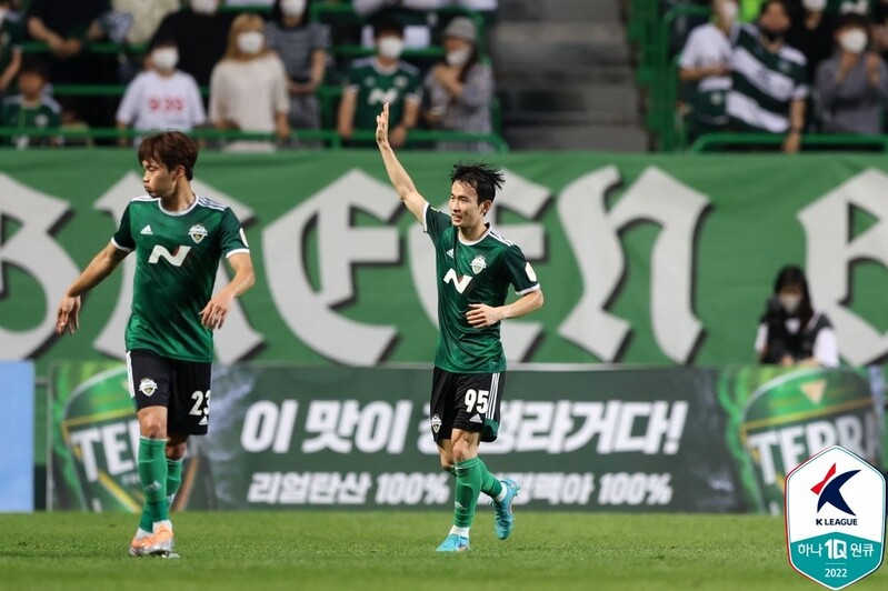 Jeonbuk climb to 2nd place in K League, keep pressure on Ulsan