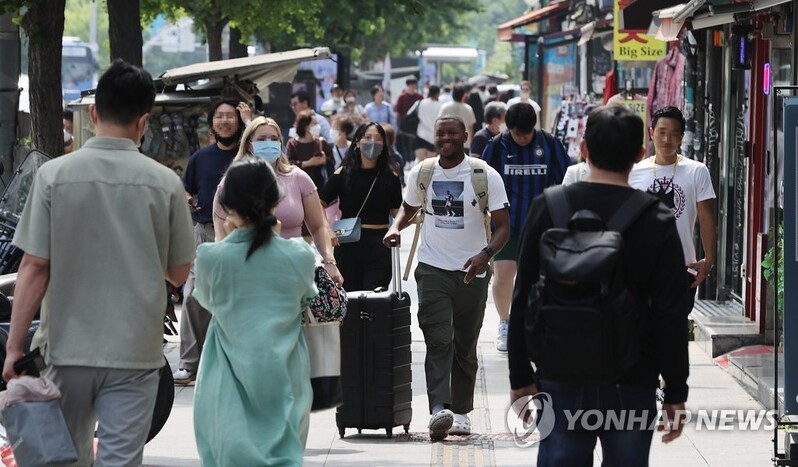 Foreigners staying in S. Korea rebound to over 2 mln amid receding pandemic