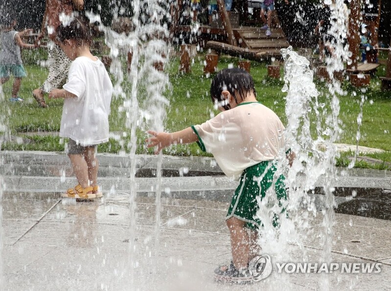 "더위 물렀거라" 해변·계곡에 인파…산행하며 이열치열도