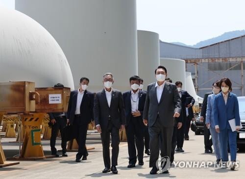 Industry minister to visit Czech Republic, Poland for nuclear energy sales