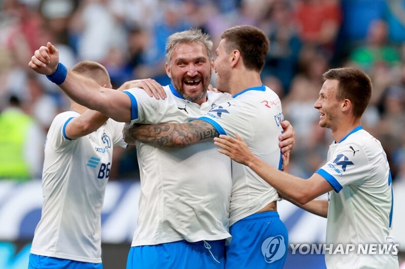 NHL 스타 오베치킨, 아이스링크 아닌 '그라운드'서 골맛