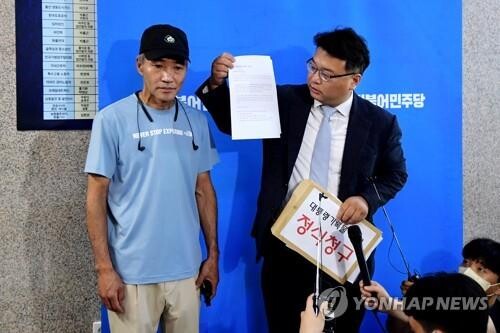 Bereaved family of late fisheries' official warns of possible criminal complaint against ex-President Moon