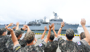 [Moment to Focus] Naval cadets conduct training