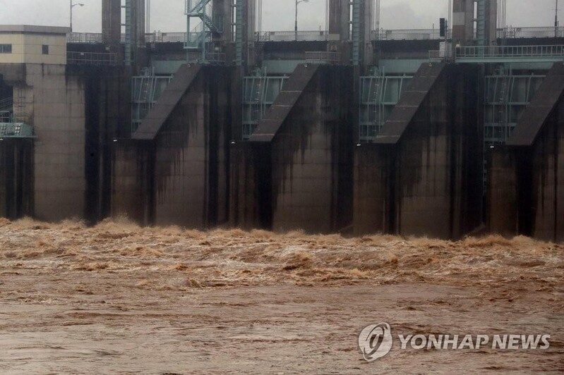 (LEAD) S. Korea asks N. Korea to give prior notice on dam discharge; ministry says request to be delivered via hotline