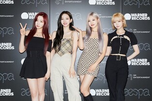 Aespa visits the headquarter of Warner Record