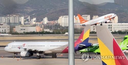 (LEAD) Korean Air, Asiana resume Gimpo-Haneda route after 2-year suspension