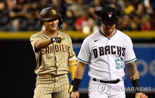 김하성, 시즌 10번째 멀티히트 활약…팀은 6-7 역전패