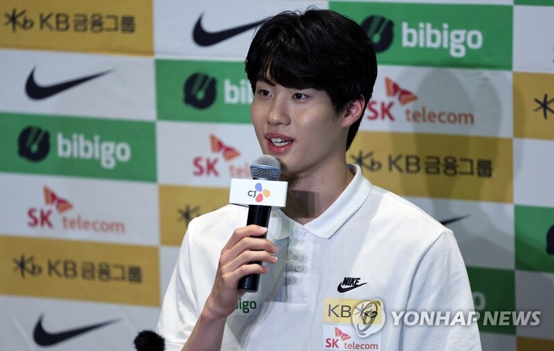 Teen swimming phenom Hwang Sun-woo sees long road ahead before catching idol