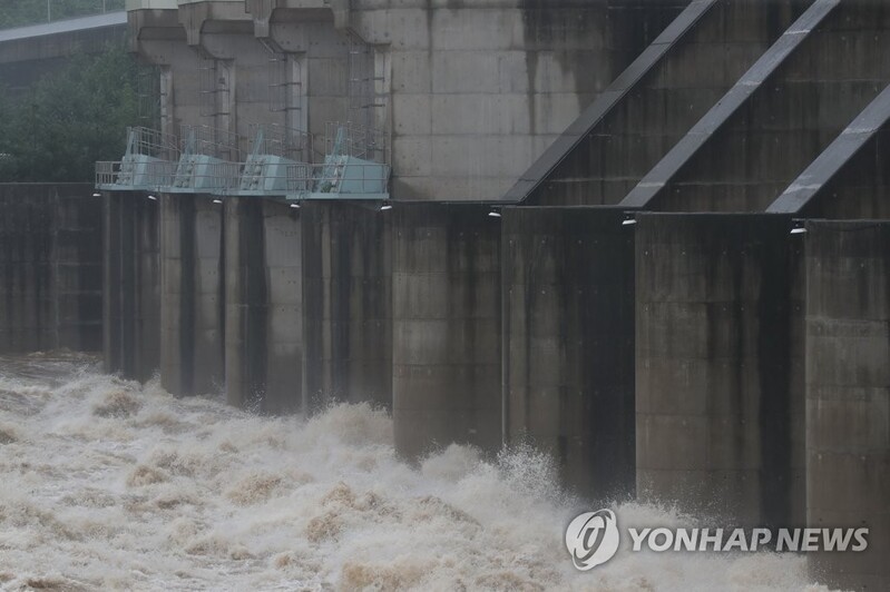 (LEAD) Koreas hold daily hotline contact; N. Korea mum on S. Korea's call for prior notice on dam water discharge: ministry