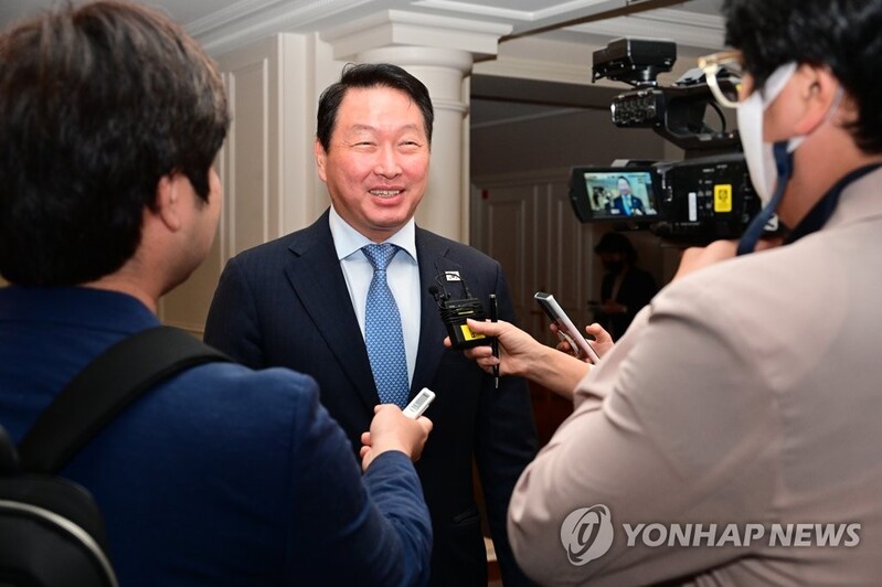 SK chief meets biz partners in Japan, discusses chip, battery cooperation
