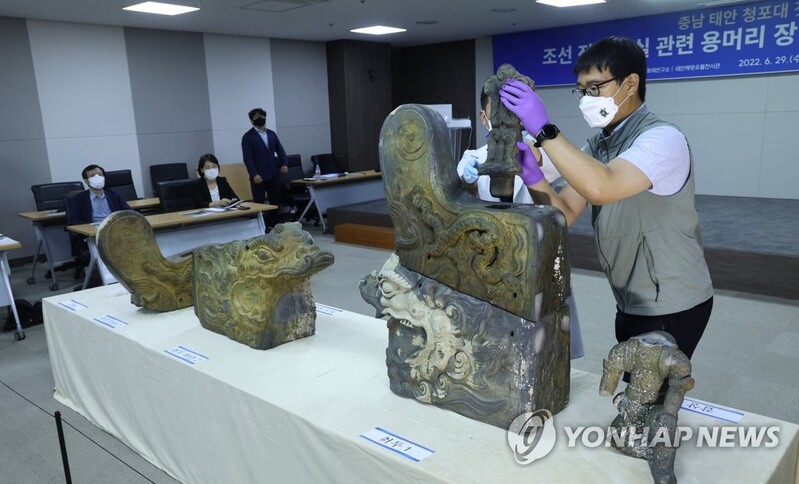 태안 갯벌서 조선전기 왕실 '용머리 기와' 전모 처음 드러났다(종합)