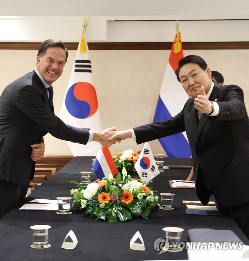 Yoon, Dutch PM discuss cooperation in semiconductors