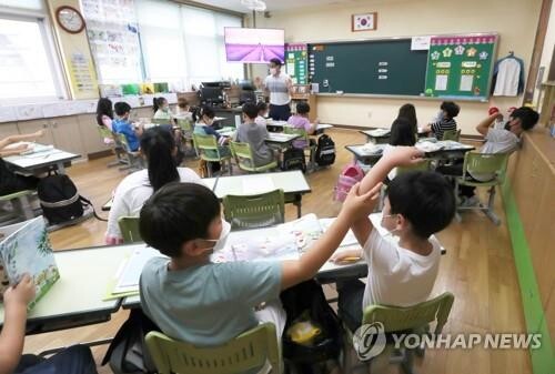 (2nd LD) S. Korea's new COVID-19 cases back up over 10,000 after 20 days