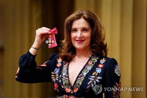 007 시리즈 제작자 "제임스 본드 캐릭터 재창조"