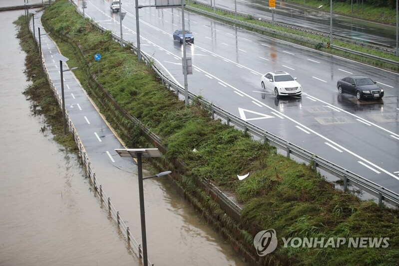 Major expressway in Seoul closed off due to heavy downpours