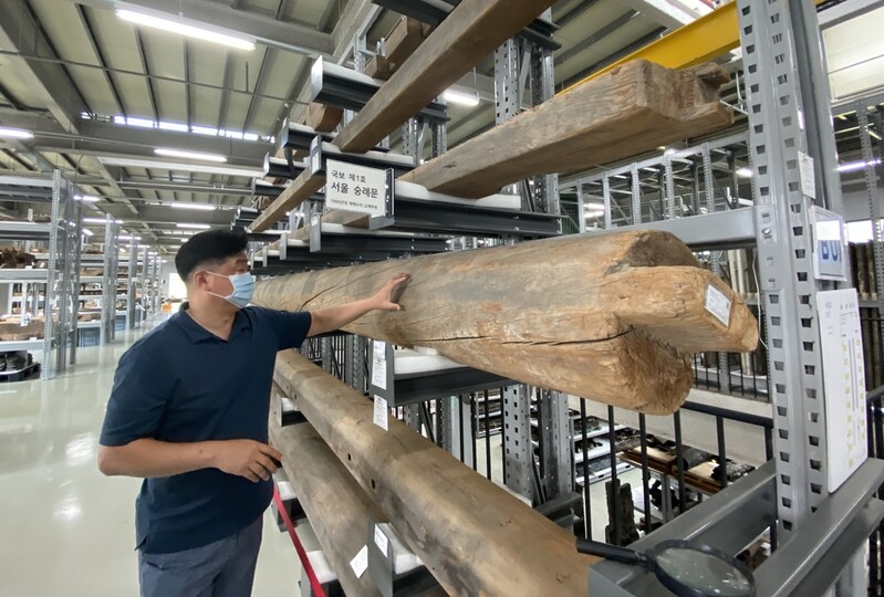 2008년 화재 전 옮겨진 조선초 숭례문 목재엔 어떤 글이 담겼나