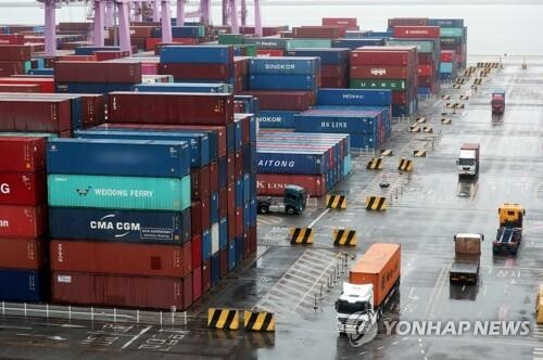 (LEAD) Exports up 5.4 pct in June; trade deficit hits record high in H1