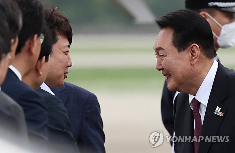 Embattled PPP chief greets Yoon ahead of ethics committee meeting