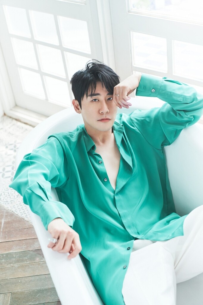 가수 영탁, 데뷔 17년 만에 첫 정규 앨범 오늘 발매