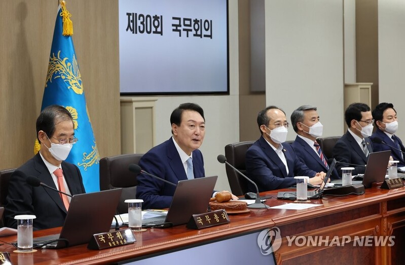 (LEAD) Yoon says he will personally take care of livelihood issues