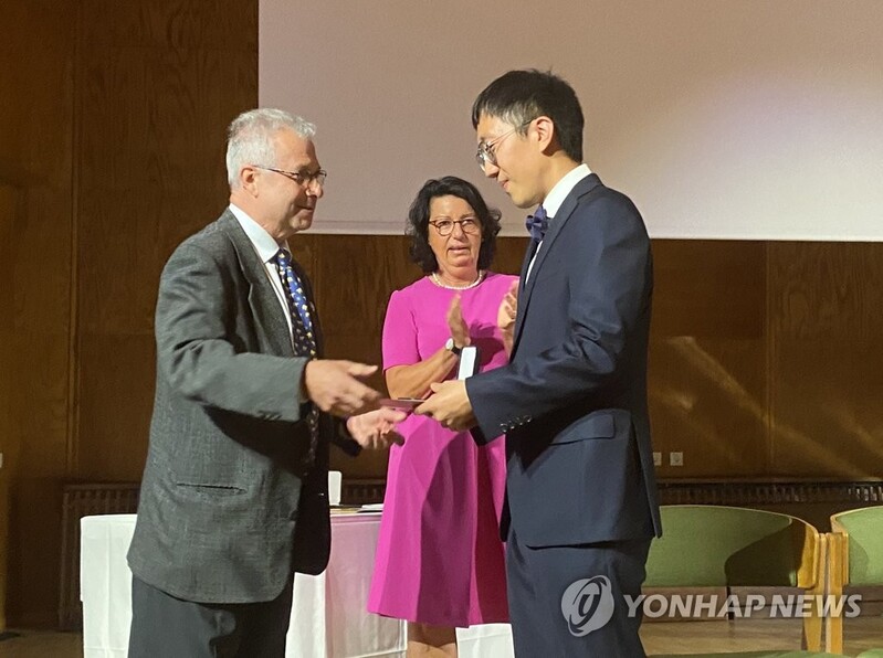 (4th LD) June Huh becomes 1st scholar of Korean descent to win Fields Medal