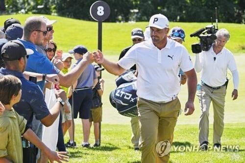 LIV 골프 합류한 디섐보 몸값, 1천634억원 넘는다