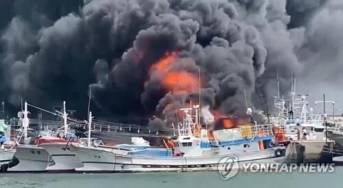 (LEAD) 3 fishing boats catch fire at Jeju port, 3 seriously injured