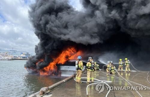 (2nd LD) 3 fishing boats catch fire at Jeju port; 3 seriously injured, 2 missing