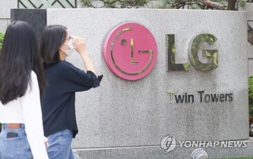 (LEAD) LG Electronics estimates Q2 operating earnings down 12 pct on weaker demand
