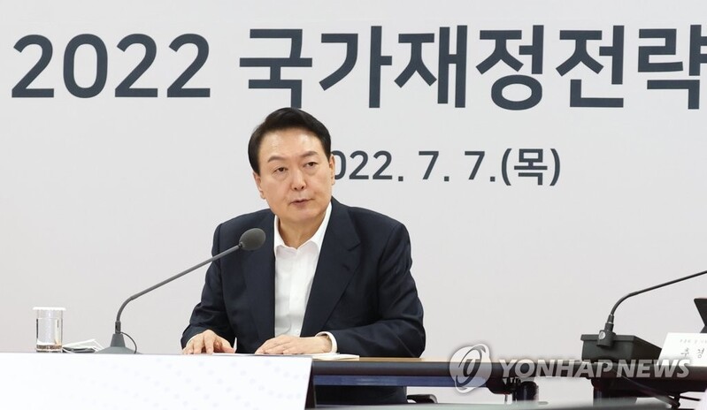 Yoon calls for waking up from 'fiscal universalism'