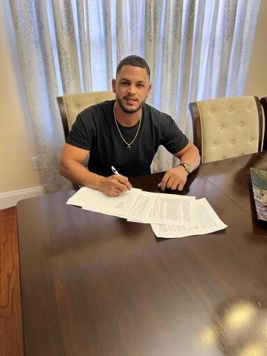 KBO-leading Landers sign Gold Glove winner Juan Lagares