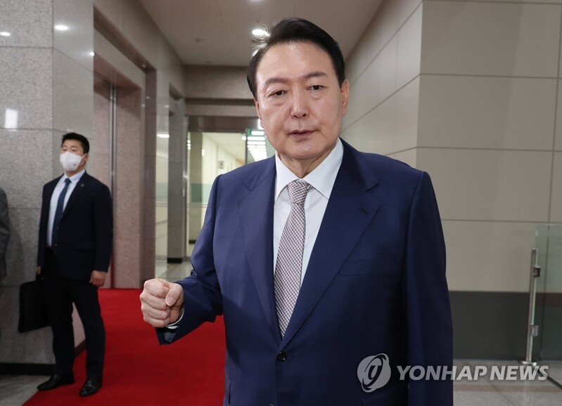 (LEAD) Yoon expresses regret over suspension of PPP leader's party membership