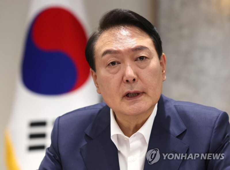 Yoon's approval rating falls below 40 pct for 1st time: poll