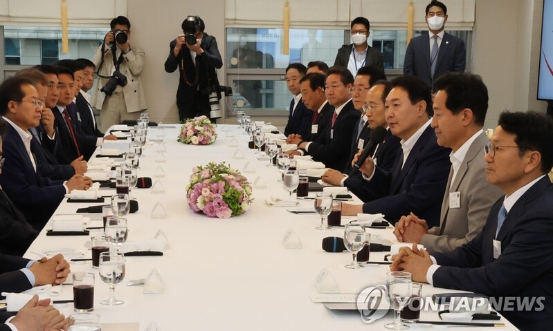 Yoon discusses economic policies with local government chiefs