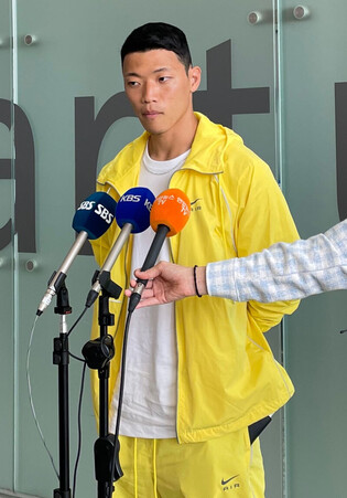 [Moment to Focus] EPL player Hwang Hee-chan leaves for Britain