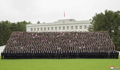 N.K. leader holds mass photo session with party officials despite battle against COVID-19 pandemic