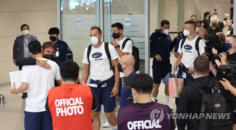 공항 환영 인파에 놀란 콘테 감독 "우리도 팬들에게 보답해야"