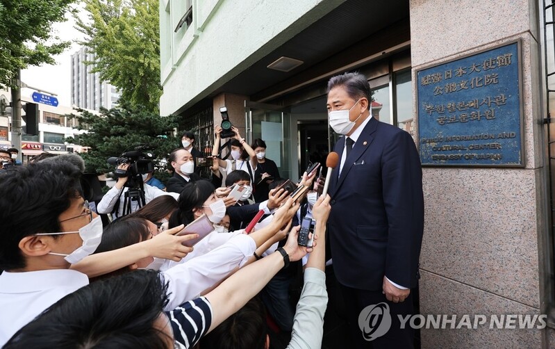 S. Korea's foreign minister pays respects to former Prime Minister Abe