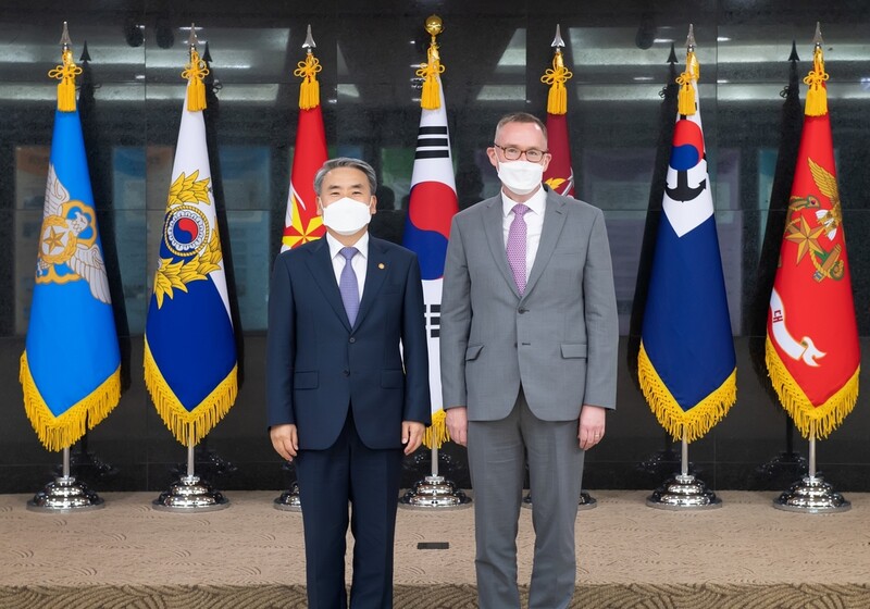 Defense chief meets British ambassador to discuss bilateral cooperation