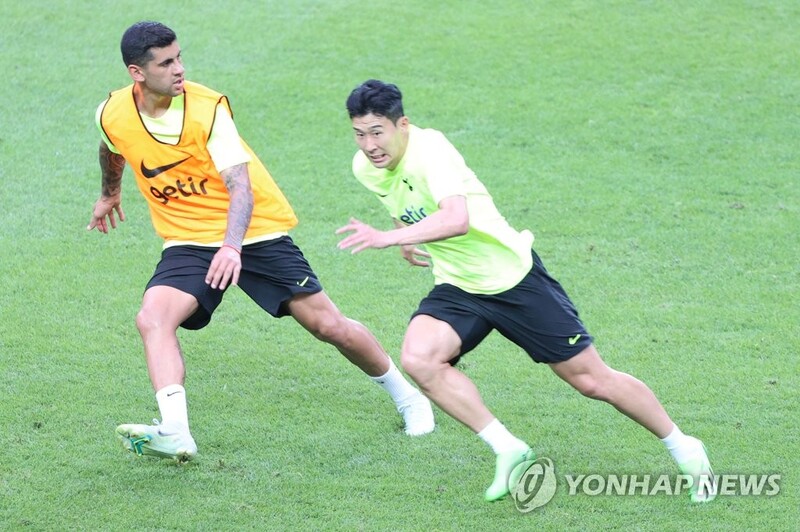 동료들 공항 마중에 훈련·팬 서비스까지…쉴 틈 없는 손흥민